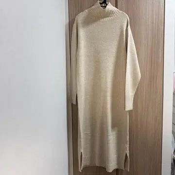 베이지 터틀넥 니트 원피스