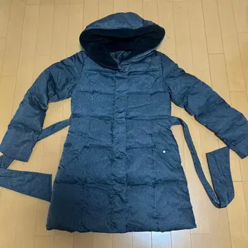 보아 후드 부착 다크 그레이 다운 코트