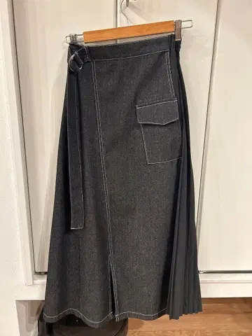 데님과 플리츠의 롱 스커트