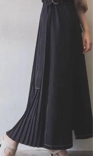 Lumier (뤼미에) 데님 백 플리츠 스커트