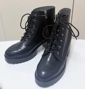 [ 새상품급 ] 6홀 통굽 레이스업 부츠