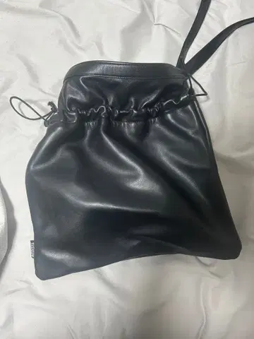 블랙 가죽 드로우 스트링 백