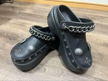 가격 인하! Crocs 블랙 클로그 샌들 메탈 체인 포함