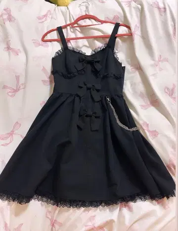 블랙 리본 포함 슬리브리스 원피스