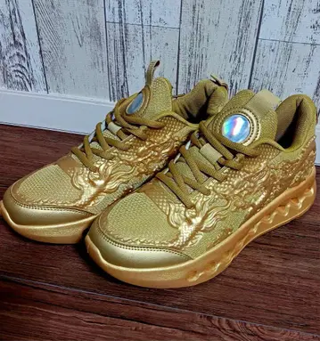 골드 컬러 스니커즈 드래곤() 디자인