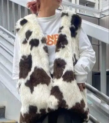 소 패턴 인조 모피 베스트