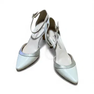 화이트 스틸레토 펌프스 23