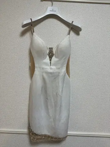 화이트 비즈 장식 드레스