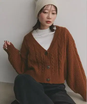 adthie 퍼프 슬리브 V넥 니트 가디건 카멜