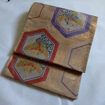 화려한 자수의 후쿠로 오비