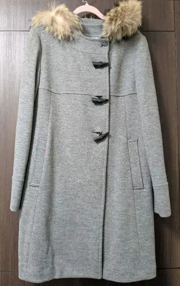 퍼가 달린 그레이 더플 코트