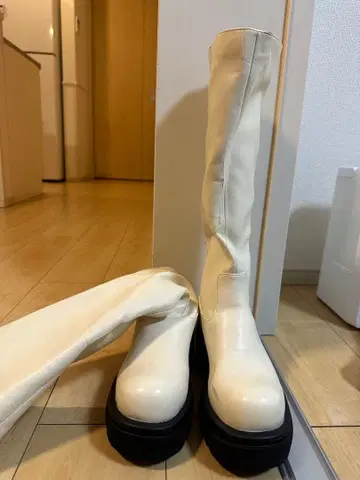 화이트 롱 부츠 블랙 밑창