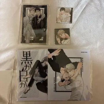 흑 또는 백 사치모 아크릴 스탠드 캔뱃지 크로스