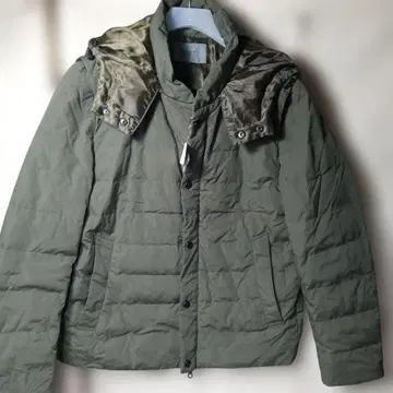 올리브 그린 다운 자켓 후드 부착