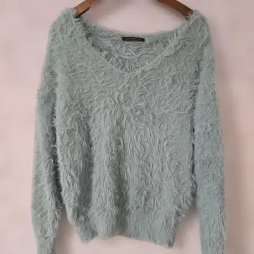 BARBARYARDSTORM 라이트 블루 샤기 니트 스웨터