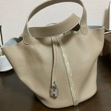 베이지 핸드백 Y 로고 포함