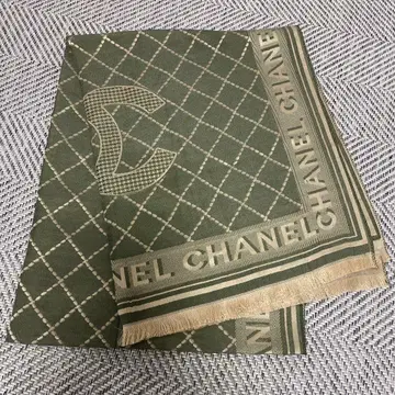 [ 가격 인하 불가 ] 로고 카키 퀼팅 스톨