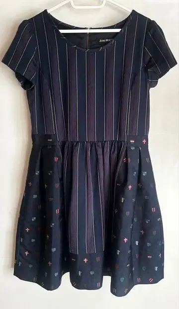 Jane Marple 엠블럼 자카드 원피스