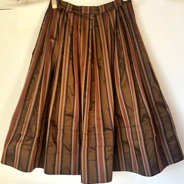 Jane Marple dans le salon 스커트 브라운