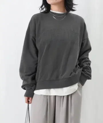 LC/LLL 피그먼트 자수 맨투맨 빈티지풍 로고 자수 맨투맨