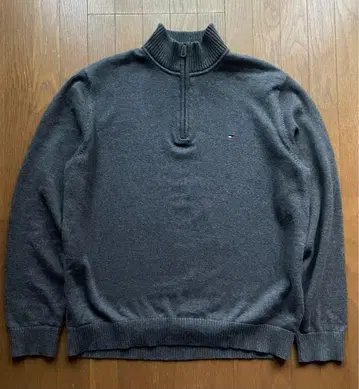 TOMMY HILFIGER 다크 그레이 하프 지퍼 스웨터