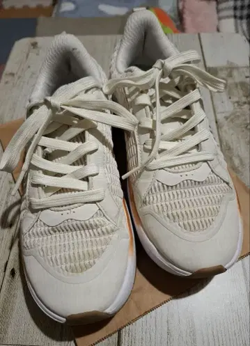 PUMA SOFTRIDE 화이트 스니커즈 23.5cm