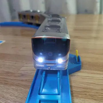 [ 개조 ] 프라레일 LED 라이트 설치 323계 오사카 순환선