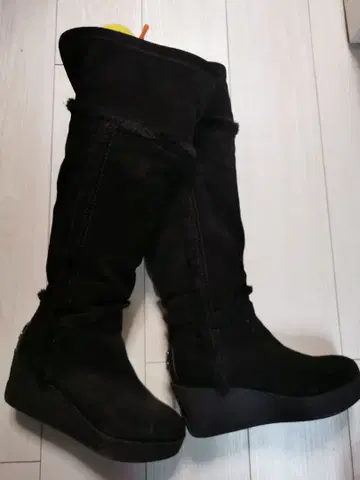 블랙 퍼 롱 부츠 웨지솔