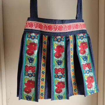 민족 의상을 입은 스커트 같은 숄더백