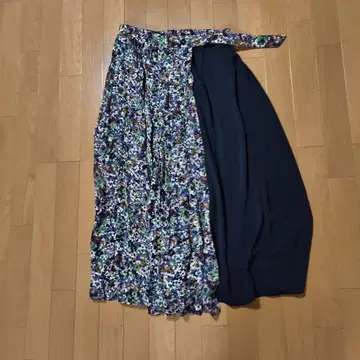 여성용 꽃무늬와 네이비 롱 스커트