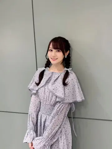 오구라 유이 착용 케이프 포함 꽃무늬 롱 원피스 화이트