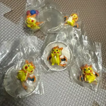 판초를 입은 피카츄 리자몽Y 피규어 세트