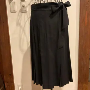 해롯 리본 포함 블랙 플리츠 랩 스커트 무릎 기장