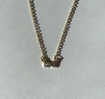 세실 맥비 골드 리본 모티브 목걸이