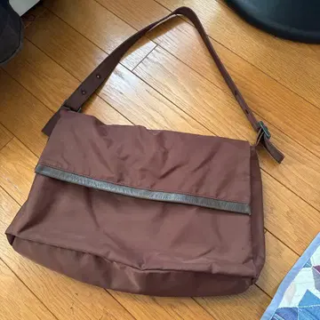 에네스베 원 숄더 플랩 나일론 백 마그넷 덮개