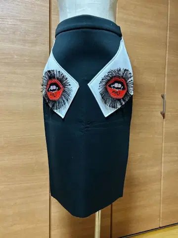 립스틱 자수 타이트 스커트 M 사이즈 블랙