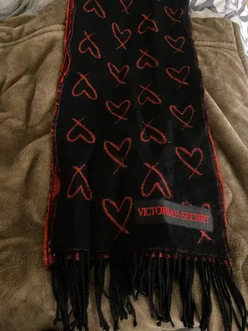 빅토리아 시크릿 하트 무늬 머플러 블랙 x 레드