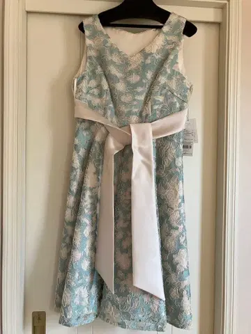 새상품 드레스 (탈부착 가능한 허리 리본 포함)