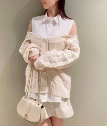 스나이델 오프숄더 니트 레이어드 셔츠 화이트 케이블 니트 가디건