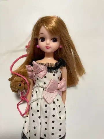 리카짱 화이트와 블랙 물방울 패턴