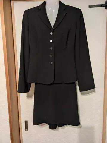 디테일이 귀여운 Ann Taylor 세련된 블랙 수트