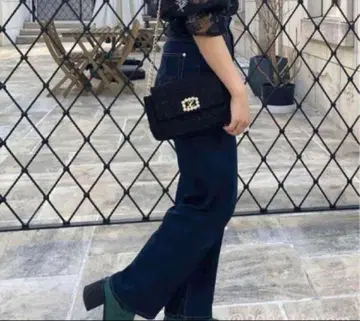 Liquem L 브로치 크로스 바디백 블랙