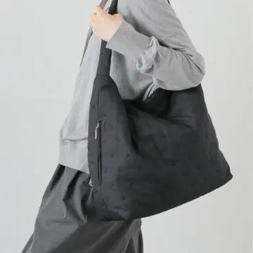 이에나 도트 퀼트 숄더 블랙