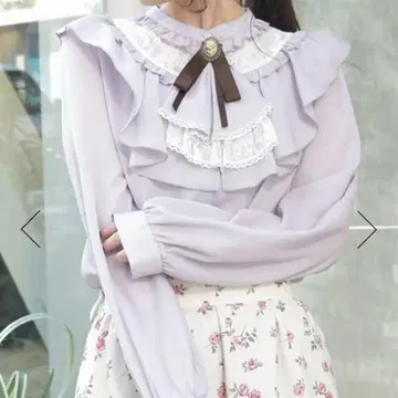 액시즈 자보 브로치 포함 프릴 블라우스