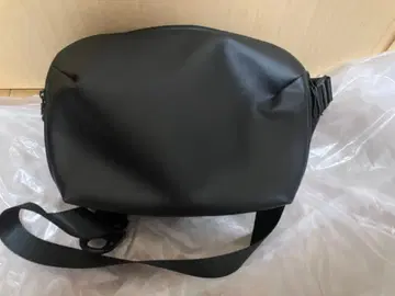 군더더기 없는 심플 숄더백 블랙