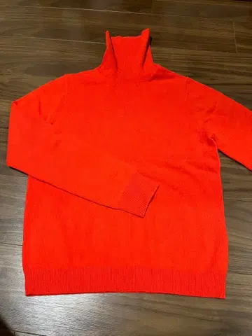 유니클로 캐시미어 터틀넥 스웨터 빨간색