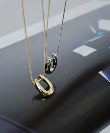 U 모티브 체인 목걸이