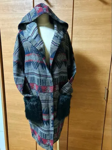 기하학 패턴 후드 부착 롱 코트