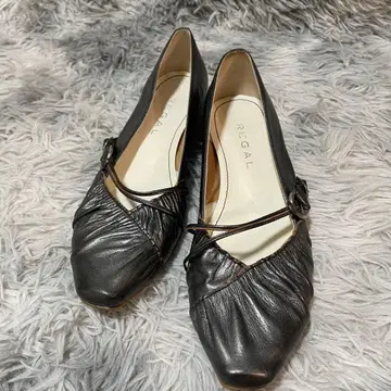 REGAL 메탈 그레이 가죽 스트랩 펌프스 23cm