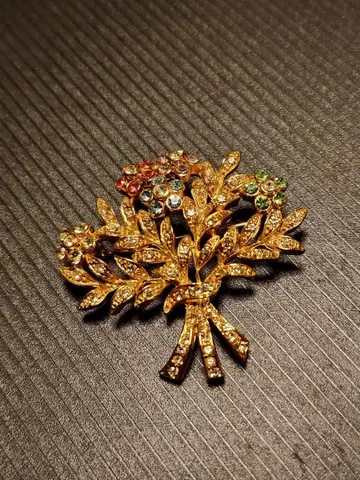 컬러풀 스톤이 달린 나무 골드 브로치